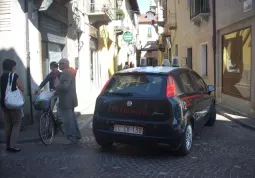 Un'auto dei Carabinieri in centro città